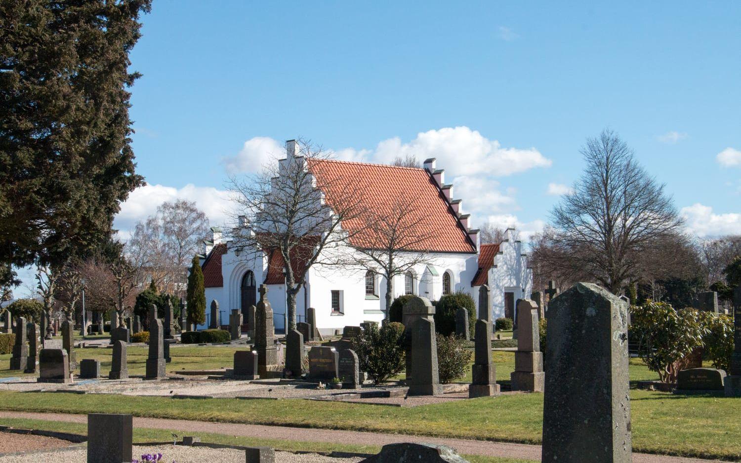 Kapellet används vid begravningsceremonier och ligger mitt inne på Laholms kyrkogård.