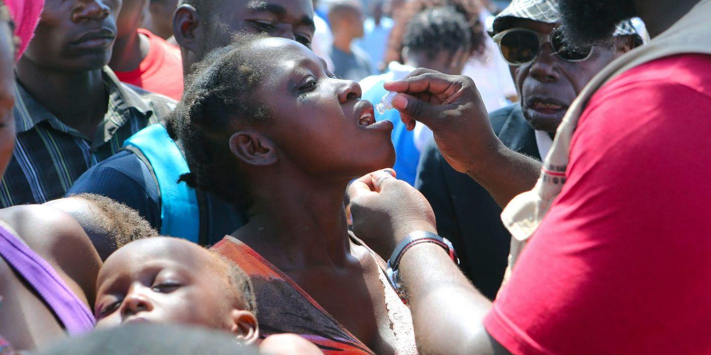 En kvinna får koleravaccin. Under onsdagen inleddes kampanjen med att vaccinera människor för att reducera spridningen av kolera.