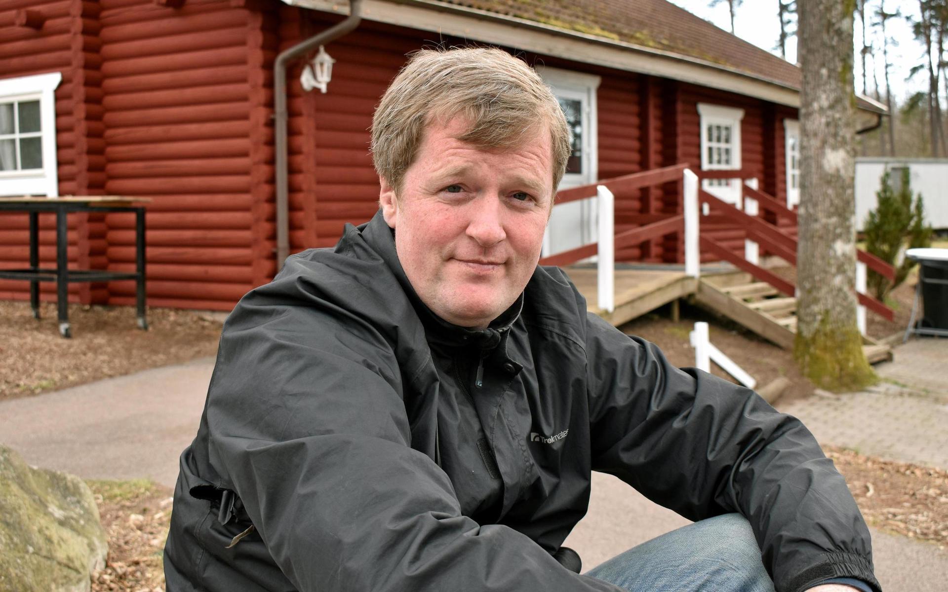 Niels Etzerodt kallar sig för Skärshults hustomte. I sommar hoppas han kunna driva en dansk grillbar med allt från pølse till smørrebröd.