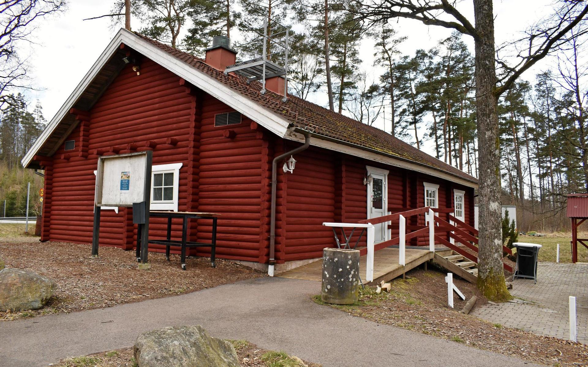 Skärshults värdshus ligger mitt emellan riksväg 26 och Skärshultssjön. 2015 utsågs området till Sveriges bästa rastplats.