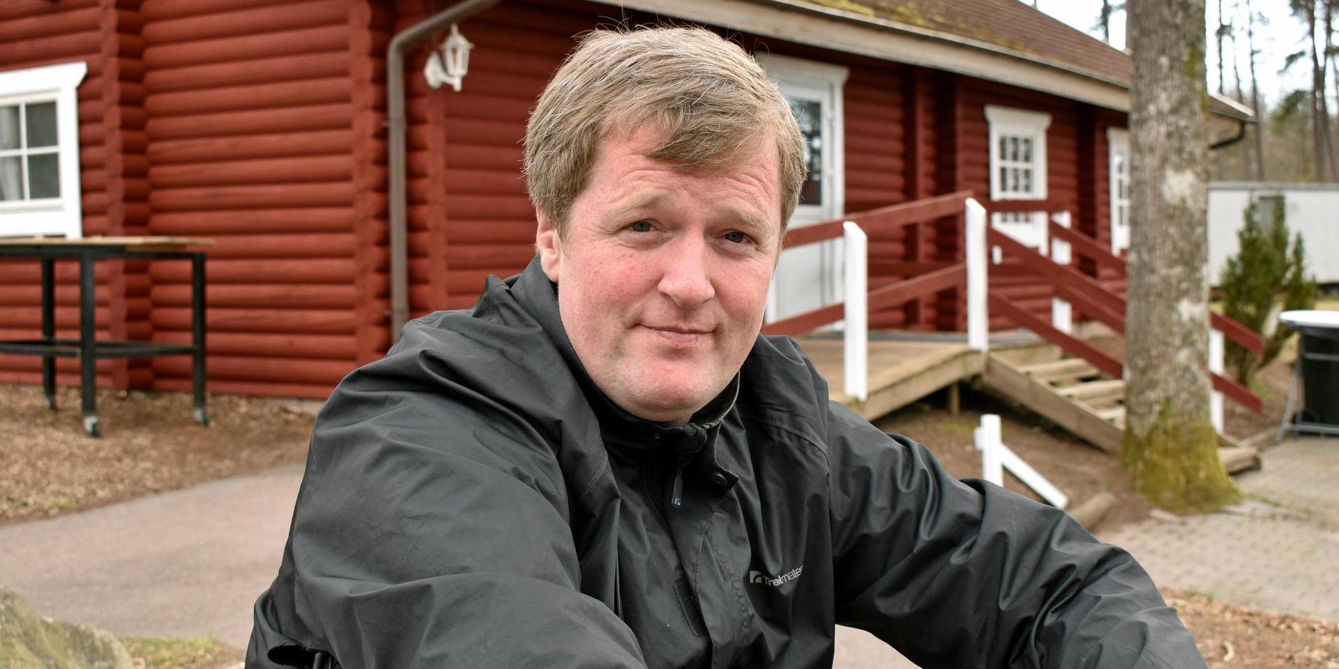 Niels Etzerodt kallar sig för Skärshults hustomte. I sommar hoppas han kunna driva en dansk grillbar med allt från pølse till smørrebröd.