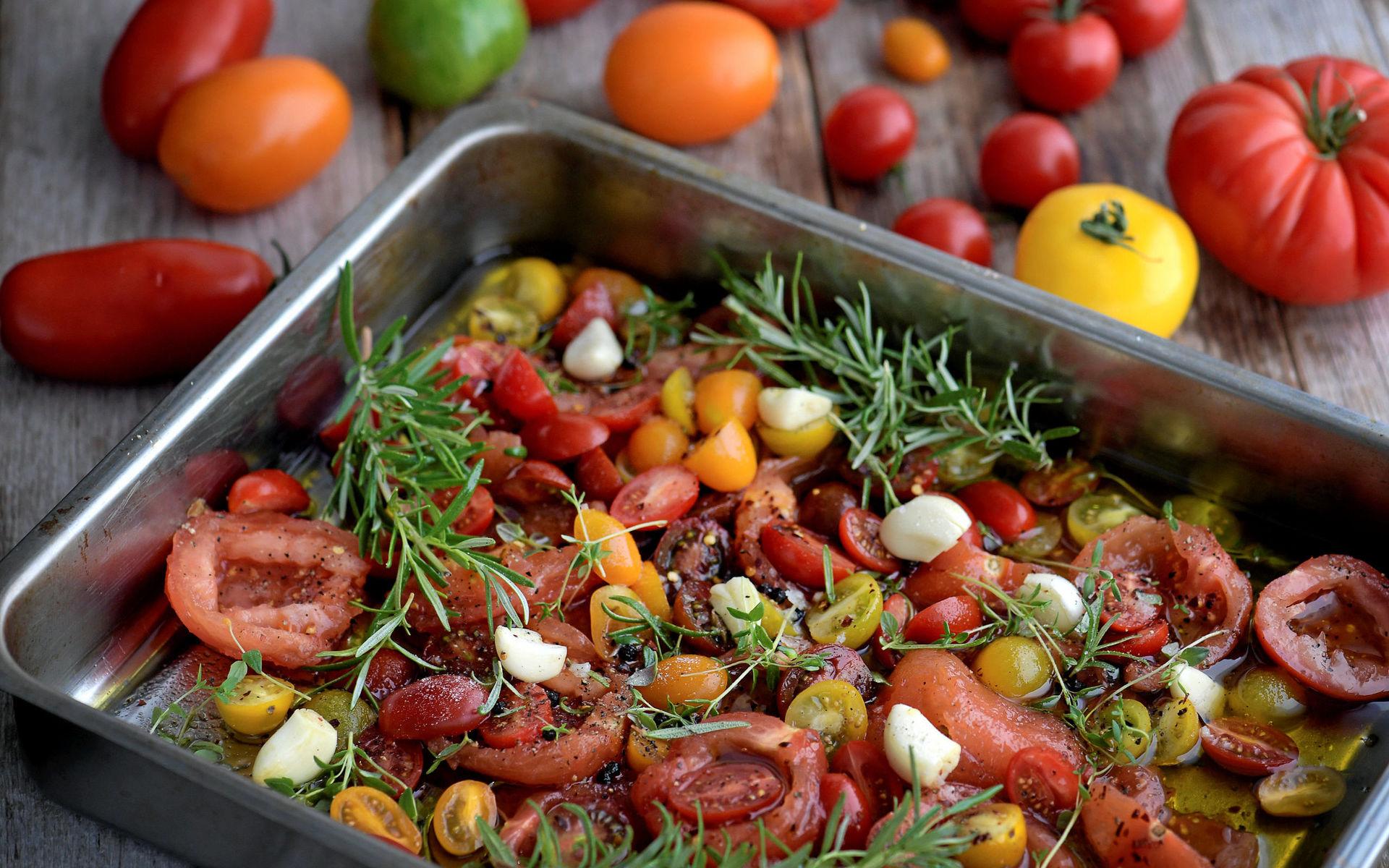 Ett kanonbra sätt att ta hand om tomater om man råkar ha för många är att konfitera dem – och spara sommaren på burk.
