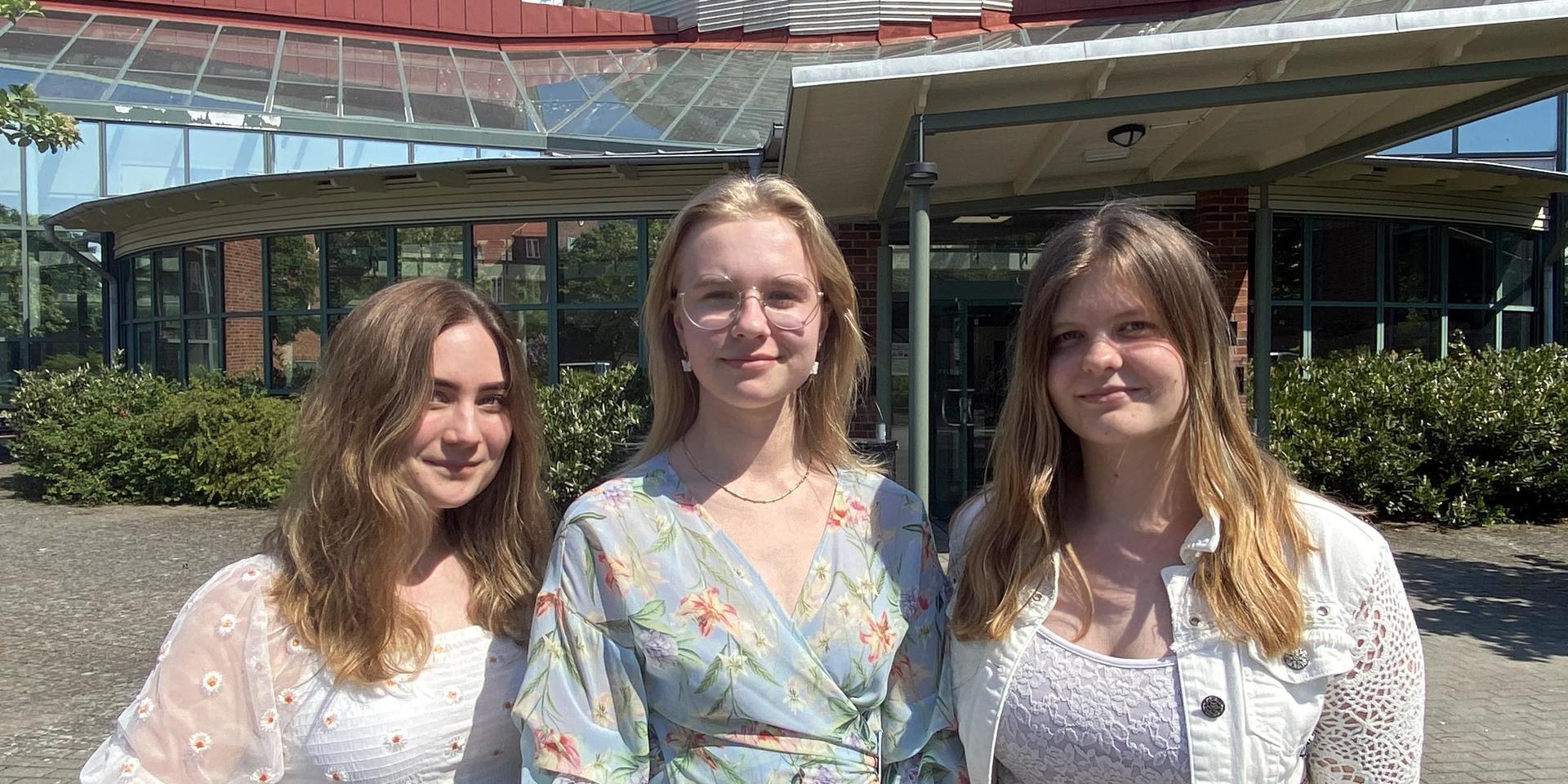 Matilda Leander, Emma Bergholtz och Anna Johansson går in till studentavslutningen med blandade känslor efter en gymnasietid till stora delar präglade av pandemin.
