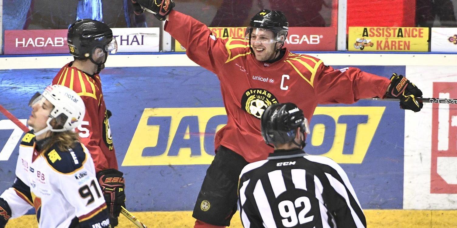 Brynäs Jacob Blomqvist har gjort 3–0 under lördagens ishockeymatch i SHL mellan Brynäs IF och Djurgårdens IF.