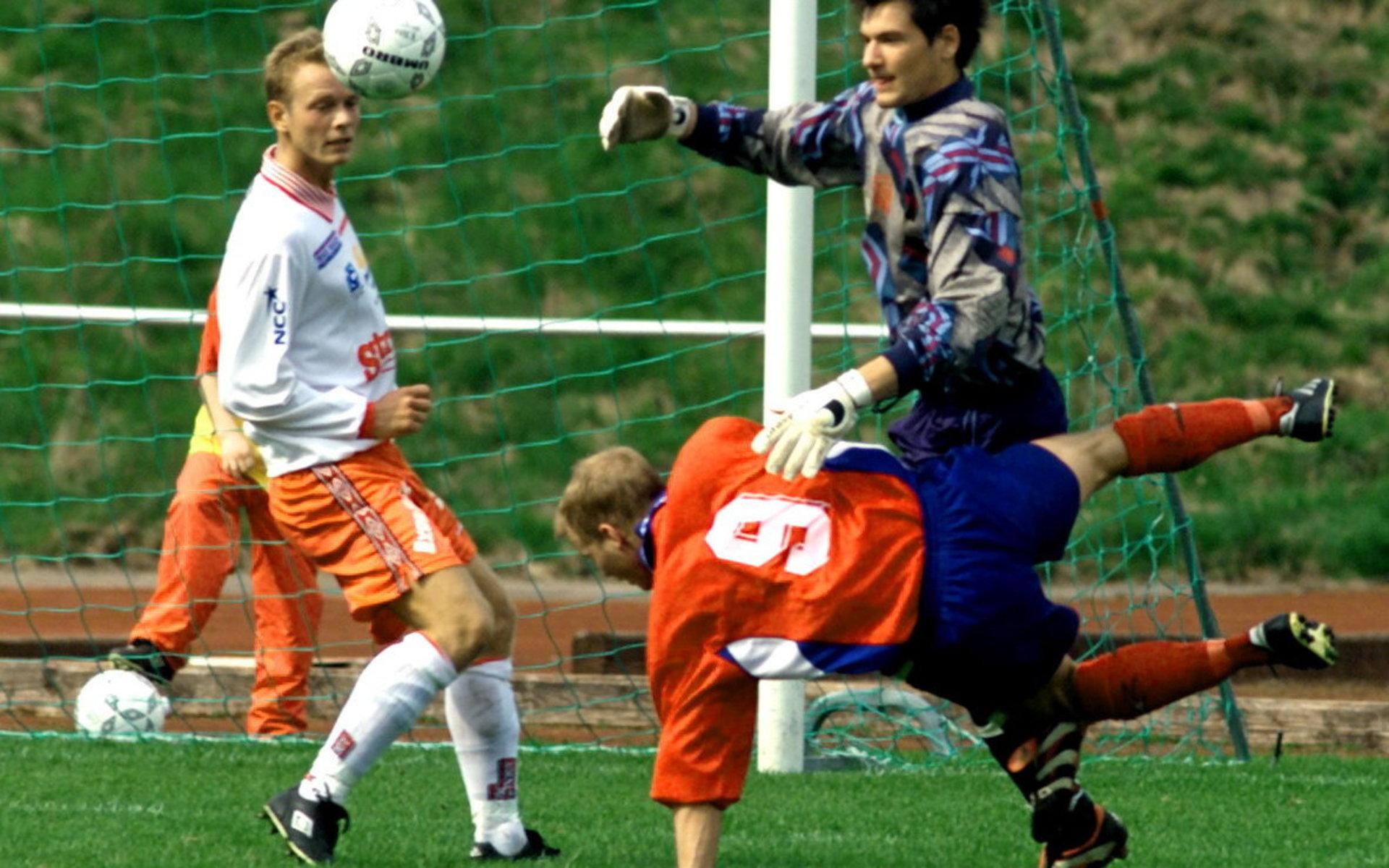 Stojan Lukics seniorkarriär började en gång i tiden i Halmia, där han spelade 1999–2003. Bilden är från år 2000.