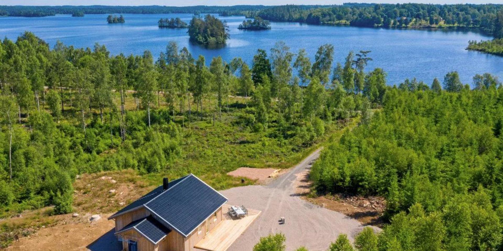 Fritidshuset som är till salu för 3.2 miljoner. Det äger servitut för röjning av skogen ned mot sjön, för att behålla utsikten. Bild: Mäklarannons.
