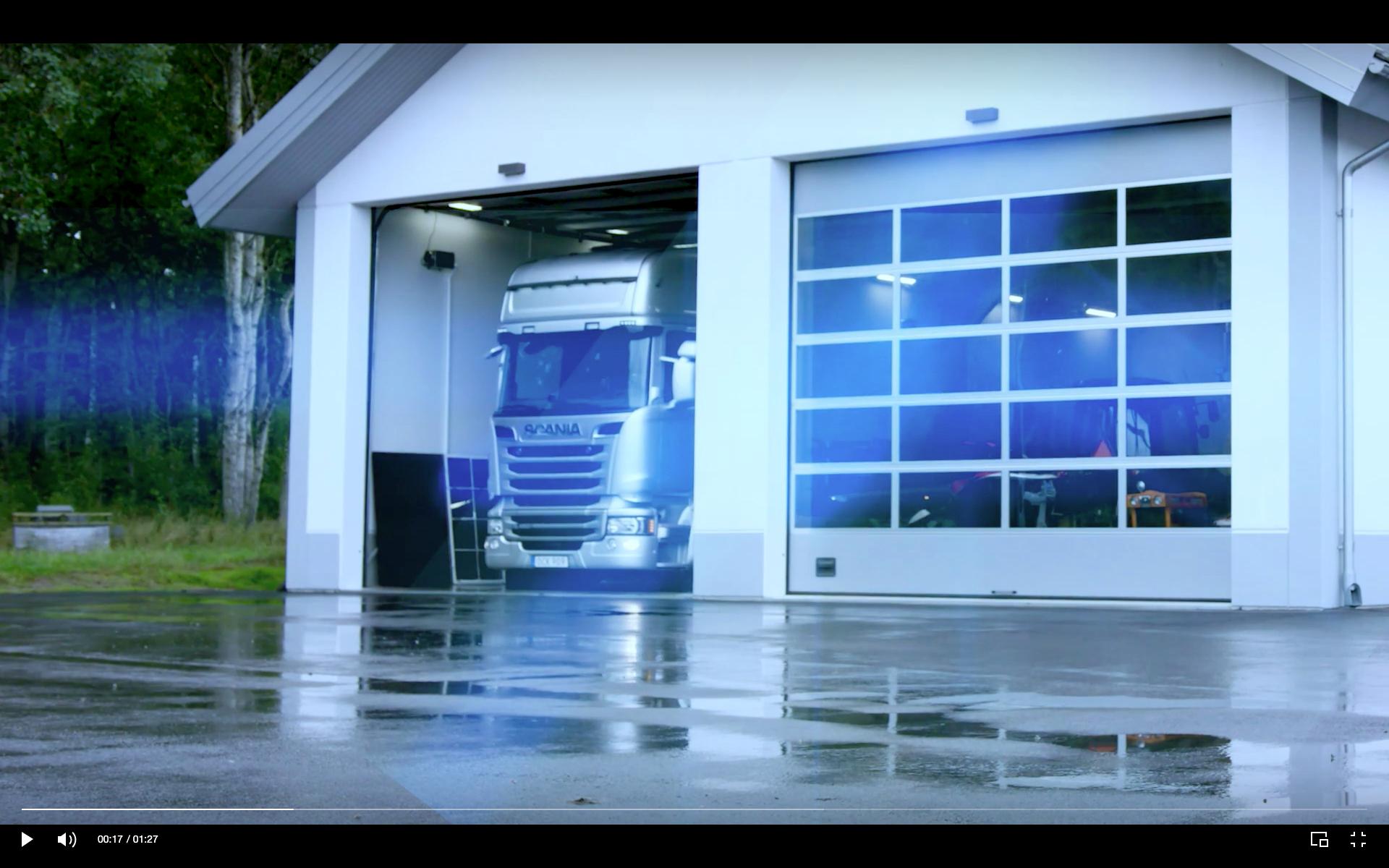 I en ny reklamfilm för Laholms lastbilstransport visas hur en av företagets lastbilar kör ut ur maskinhallen i Snapparp. Fastän kommunen förbjöd åkeriverksamhet i hallen 2019.
