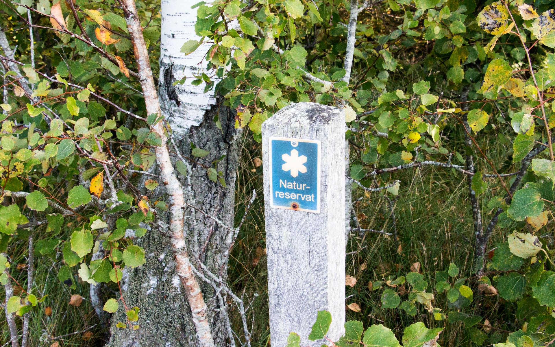 Tönnersa naturreservat ligger som granne med fastigheten i Snapparp. Reservatets gräns markeras med stolpar som denna.