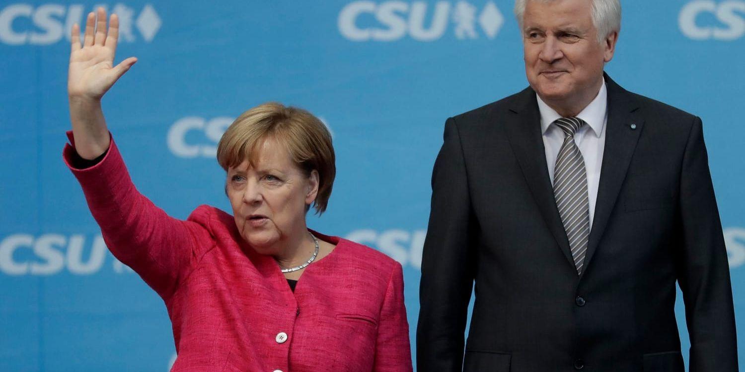 Förbundskansler Angela Merkel tillsammans med CSU-ledaren Horst Seehofer under valrörelsen nyligen. Arkivbild.