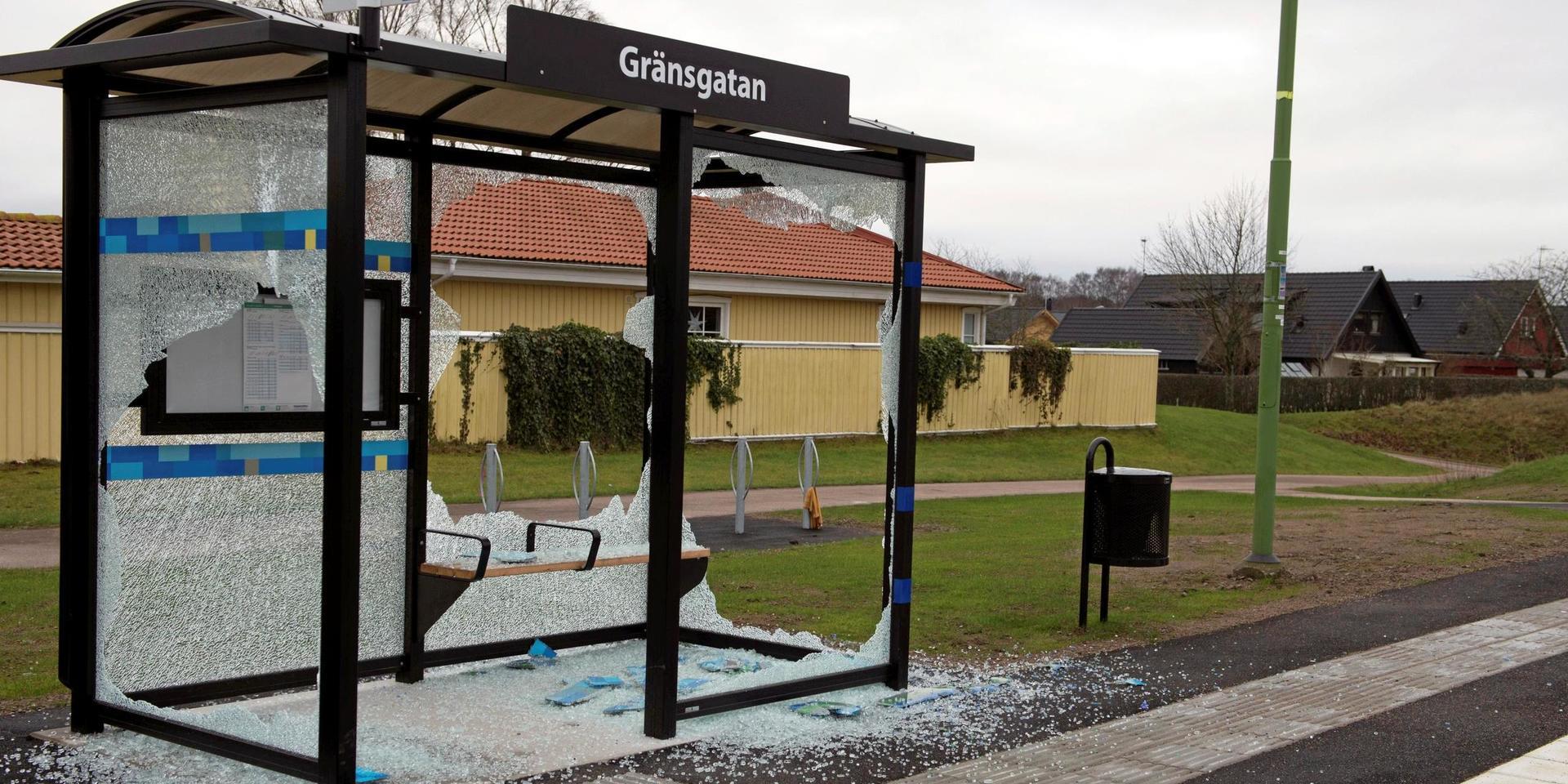 Vandaliseringen av två busskurer i Gullbrandstorp före nyår beräknas kosta samhället stora belopp. 