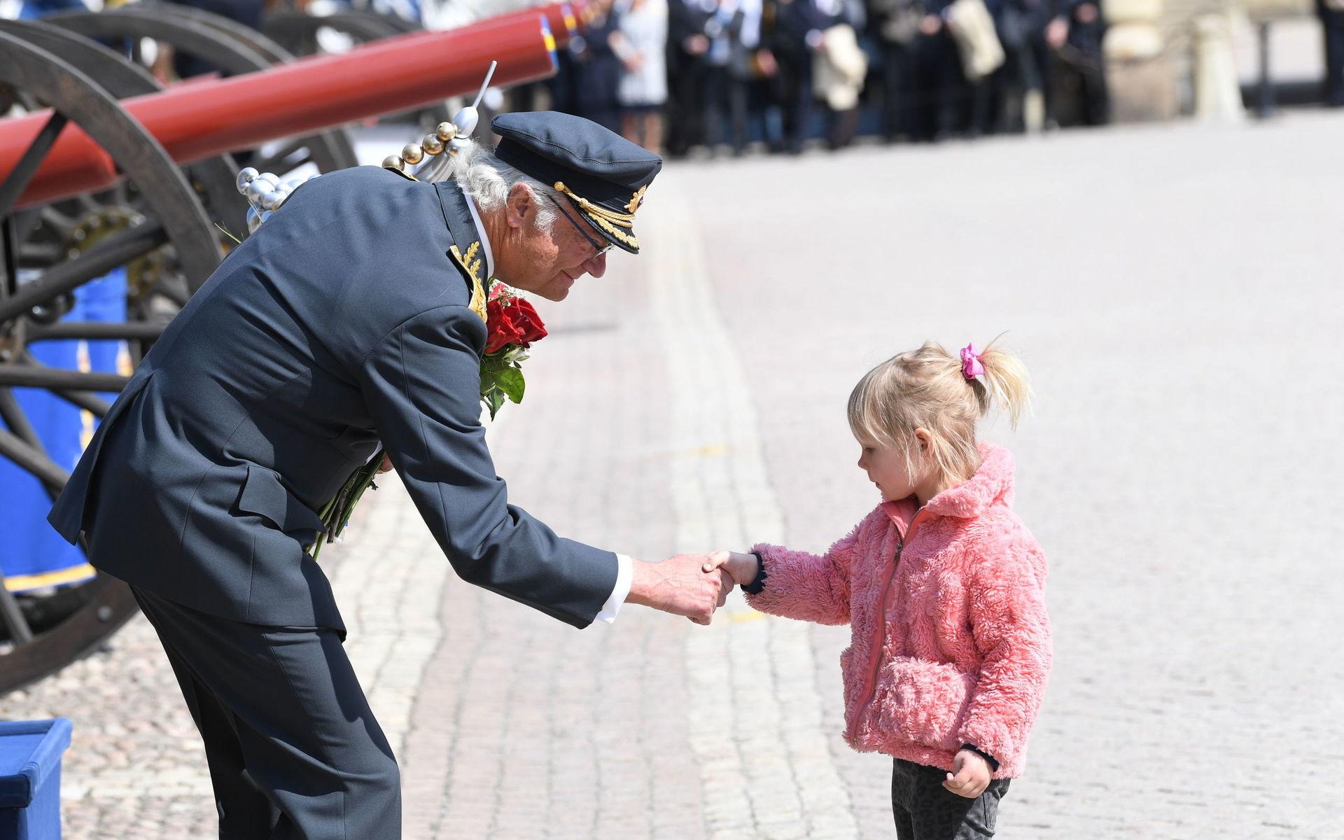 Många barn ville fira kung Carl Gustaf på hans födelsedag på Stockholms slott.