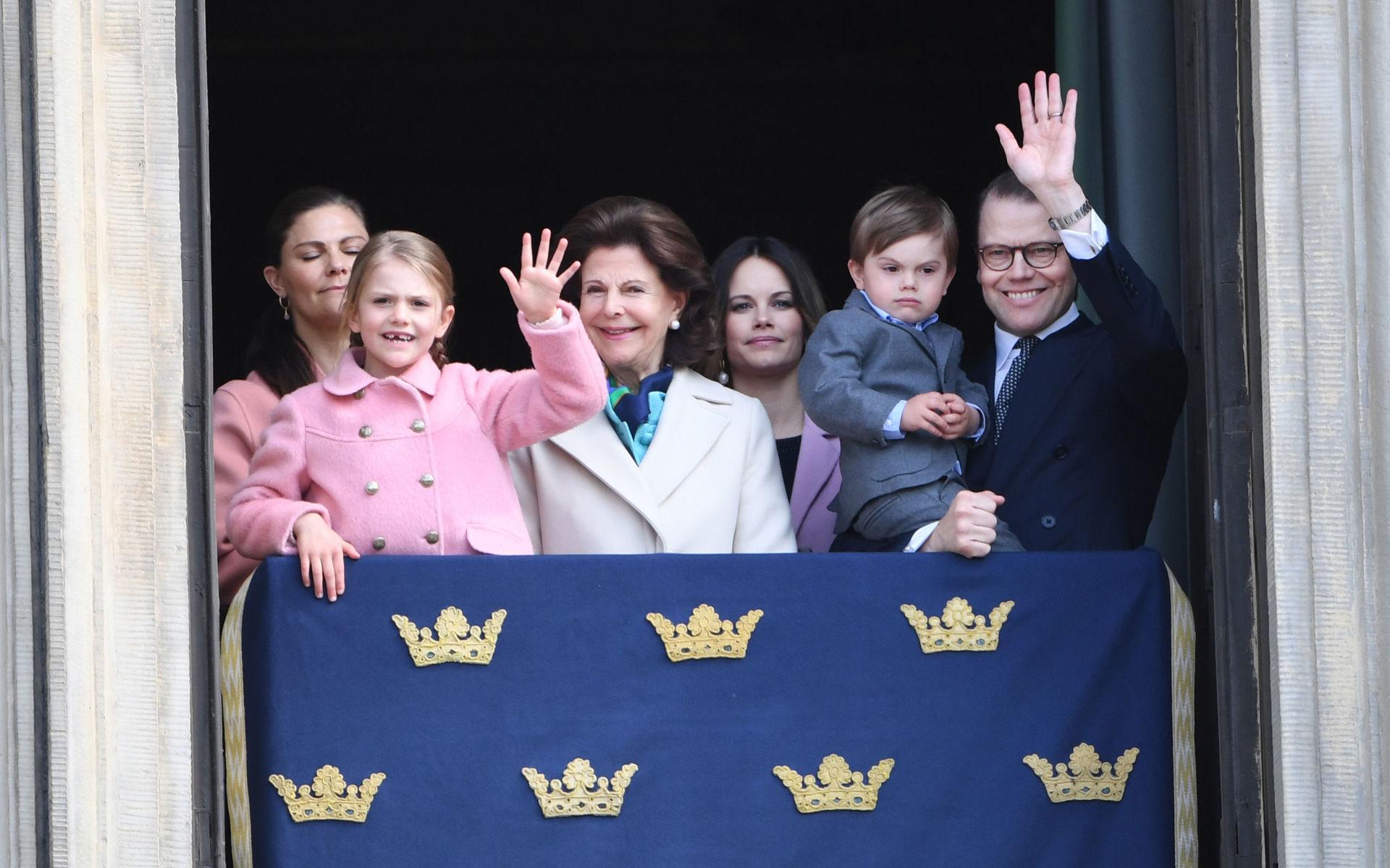 Prinsessan Estelle, kronprinsessan Victoria, drottning Silvia, prinsessan Sofia, prins Oscar och prins Daniel under födelsedagsfirandet av kung Carl Gustaf  på Stockholms slott.