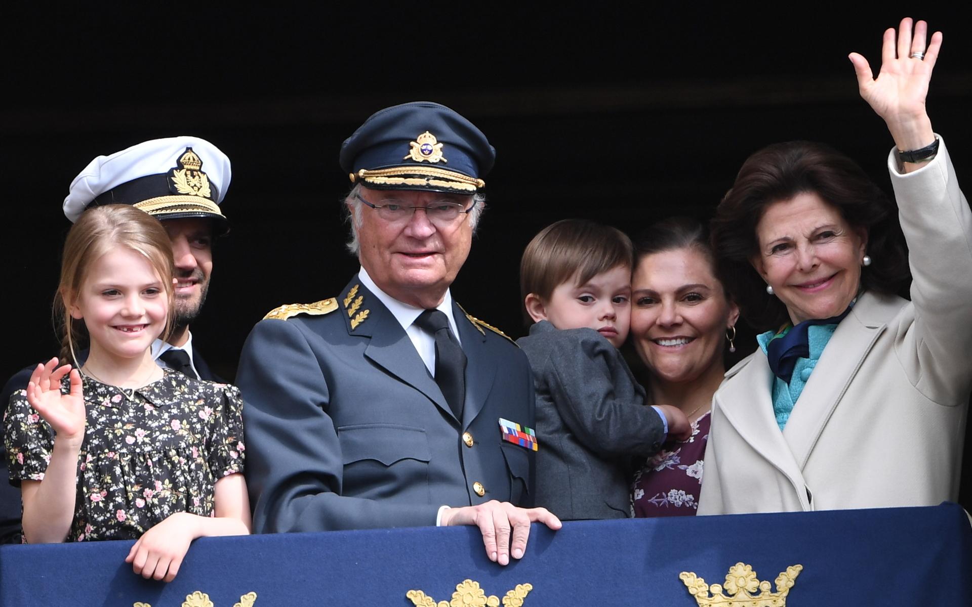 Prinsessan Estelle, prins Carl Philip, kung Carl Gustaf, prins Oscar, kronprinsessan Victoria och drottning under födelsedagsfirandet av kungen på Stockholms slott.