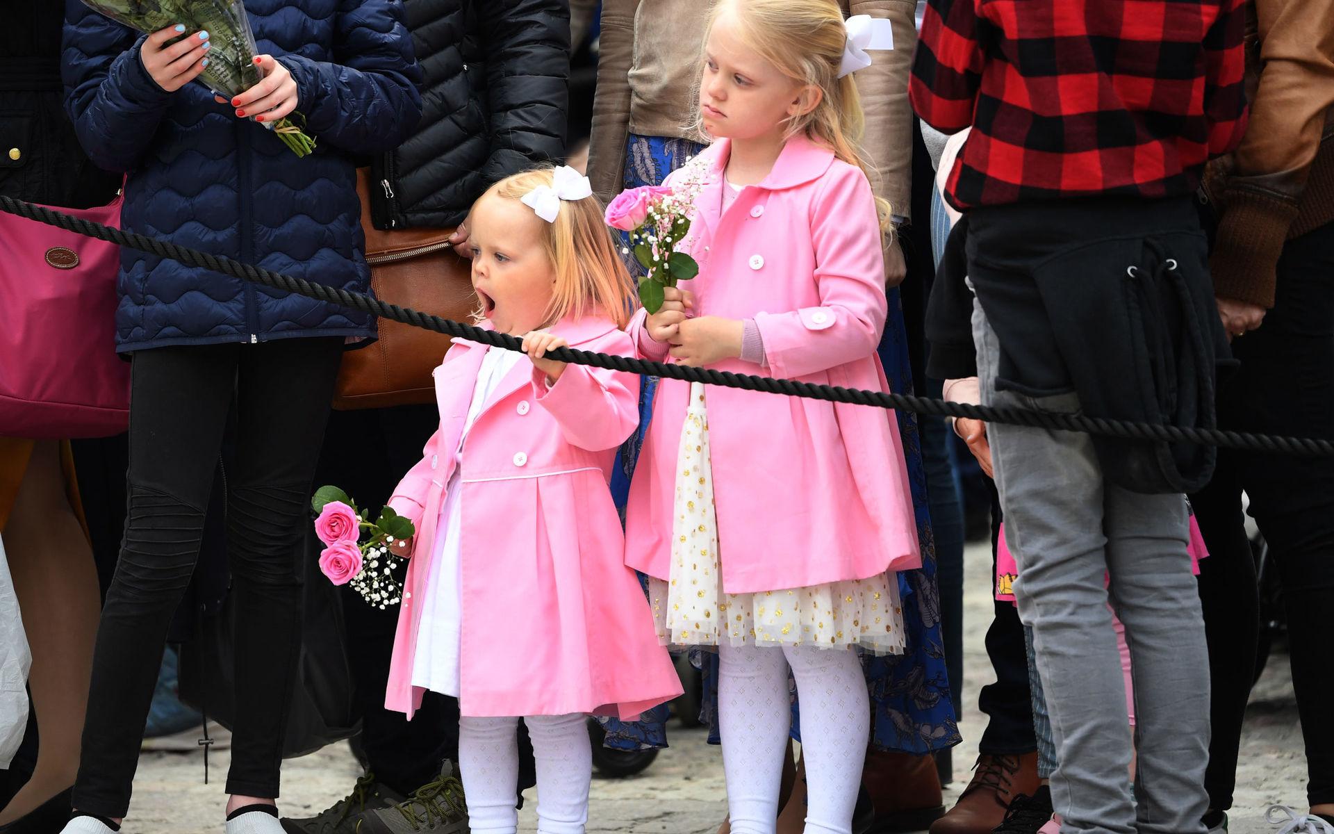 Unga åskådare på plats på Stockholms slott för att fira kung Carl Gustaf på hans födelsedag.