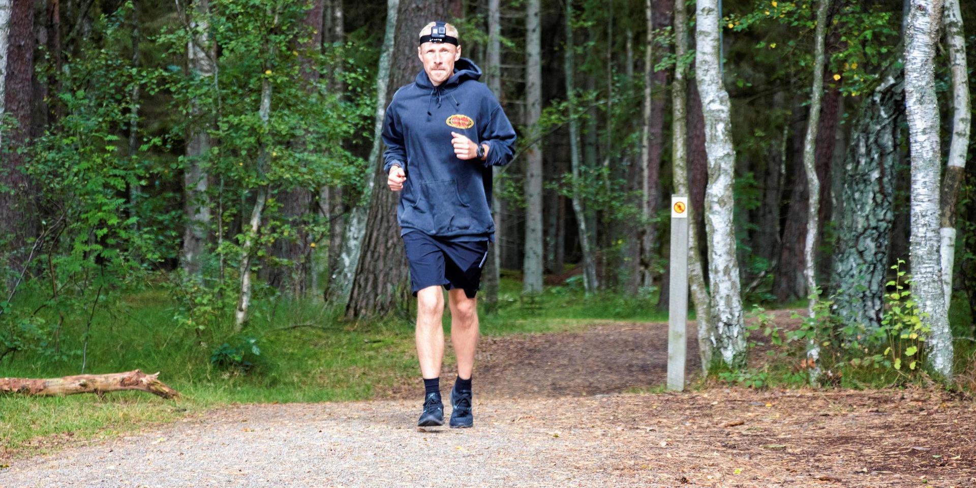 På sin resa genom Sverige stannade Erik Nylén till på Hökafältet i Laholm. Dagligen springer han tre mil på olika slingor i Sverige. I norra Sverige fick han springa sina tre mil på färre slingor på grund av långa avstånd. I södra Sverige ser han fram emot tätare motionsspår.