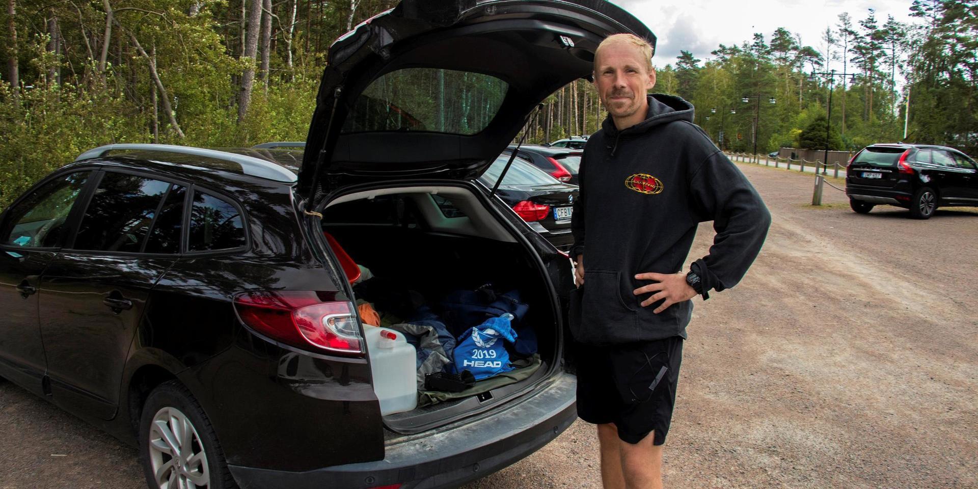 Hur många hundratals mil det har blivit i bil den här sommaren vet Erik Nylén inte än. 