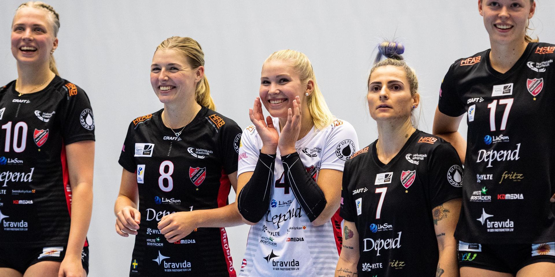 Klara Andersson (i mitten) och hennes kolleger i Hylte/Halmstad har all anledning att dra på smilbanden. Lördagens 3–0-seger mot Sollentuna betyder att seriesegern i är i hamn.