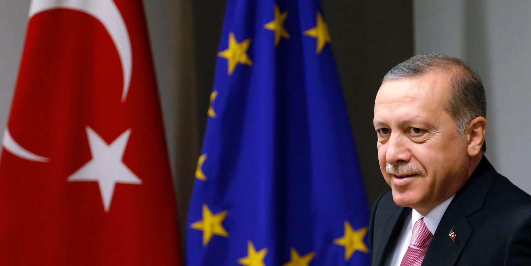 Förhandlingarna med EU om ett turkiskt medlemskap i union bör omedelbart frysas till följd av utvecklingen i landet, anser Vänsterpartiet.