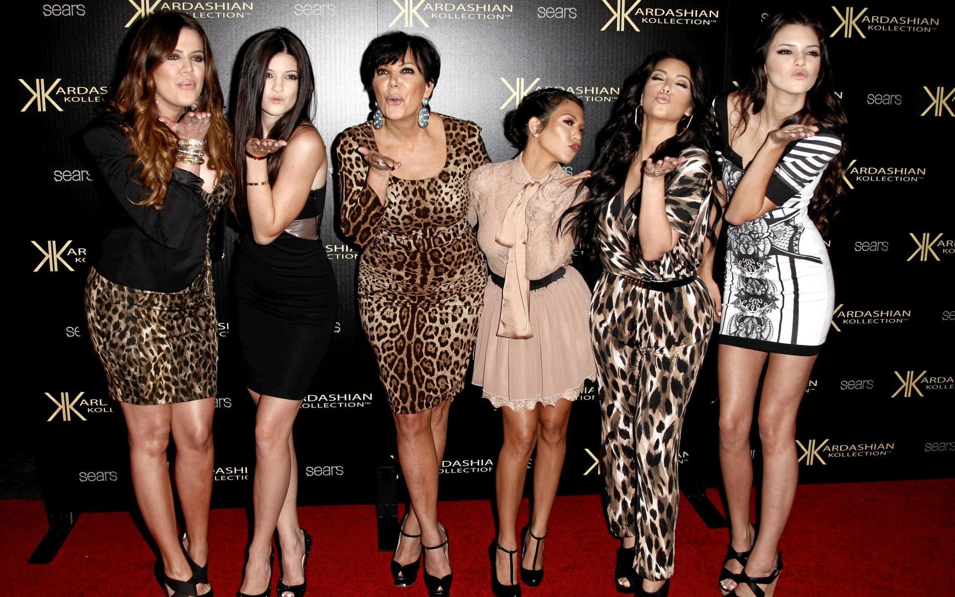 Nyligen visade Viktor ett hus för The Kardashians. På bilden Khloe Kardashian, Kylie Jenner, Kris Jenner, Kourtney Kardashian, Kim Kardashian och Kendall Jenner.