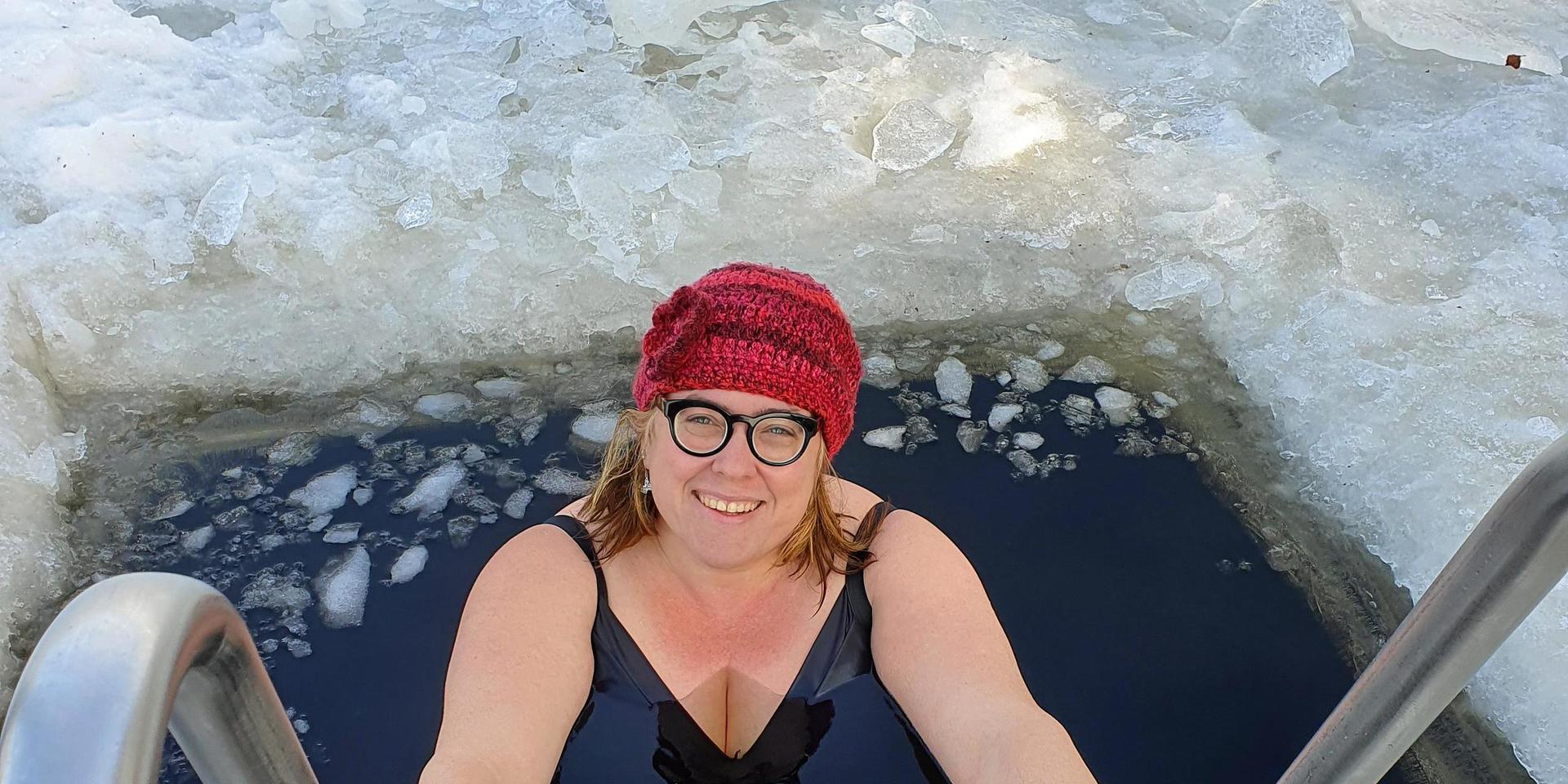 Oppositionsrådet Anna Roos har ägnat vintern åt kalla bad. 25 dopp i isvaken har det blivit sedan början av januari. Det längsta doppet var fyra minuter långt.