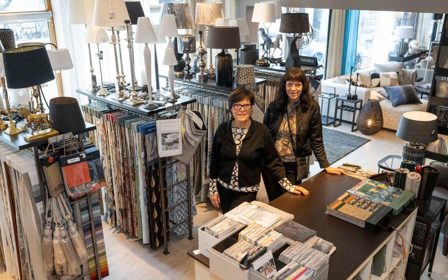 Christel Gustavsson och mångårige medarbetaren Mona Kovac i butiken på Snöstorpsvägen 