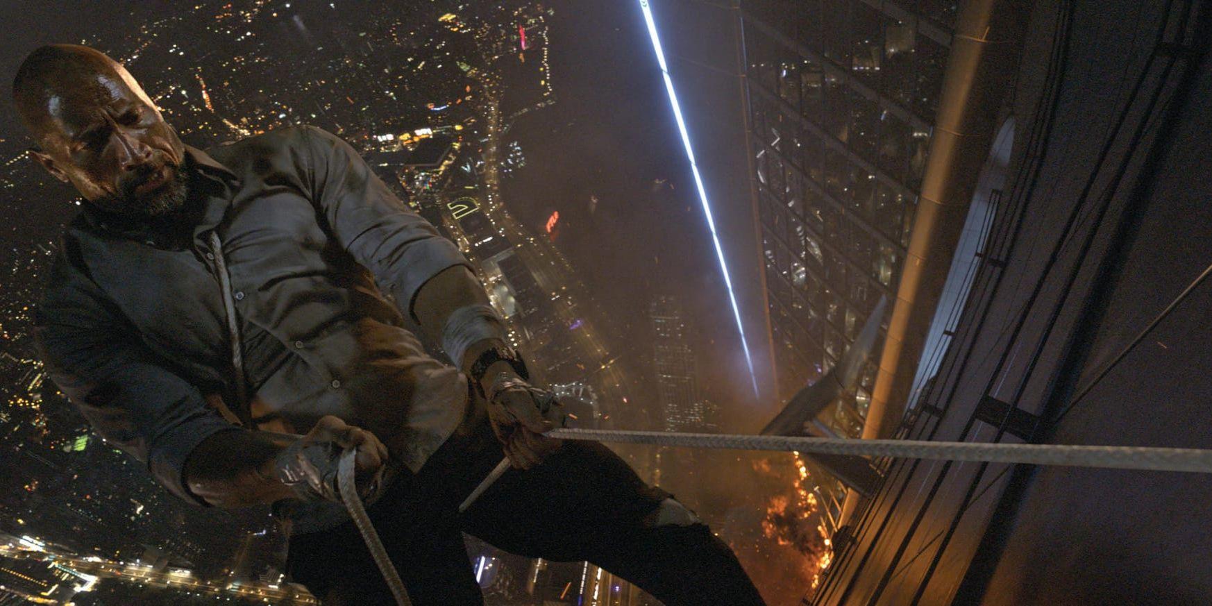 Dwayne "The Rock" Johnson hänger på en skör tråd i den undermåliga "Skyscraper". Pressbild.