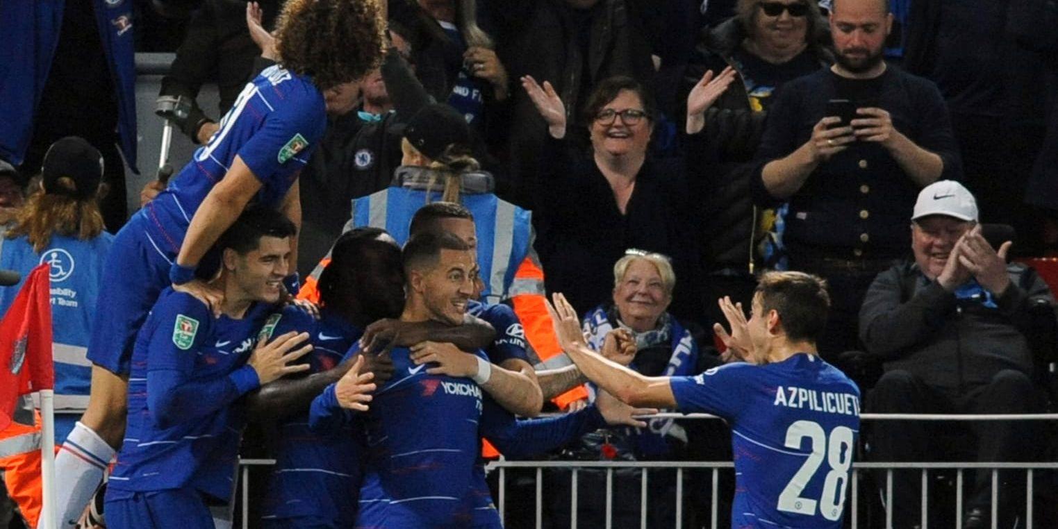 Chelseaspelarna firar Eden Hazards avgörande mål i ligacupen i onsdags.