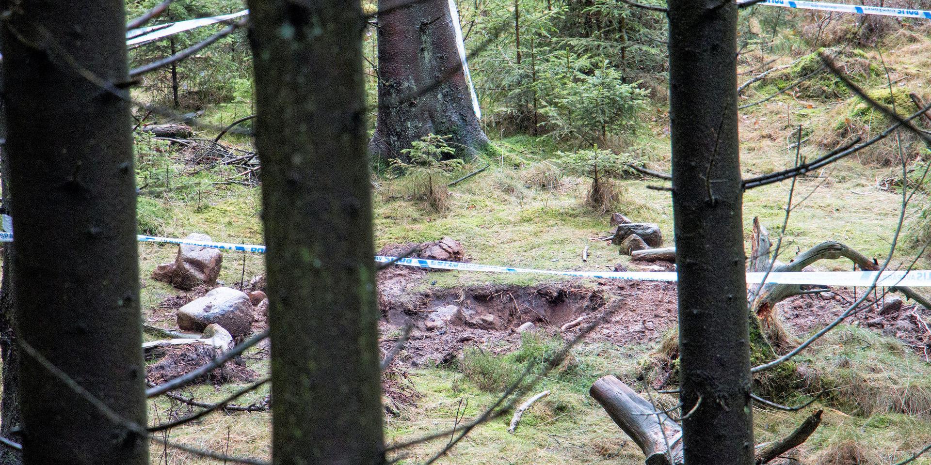 En andra avspärrning hittades senare längre in i skogen. Det var där kroppsdelarna hittades. 