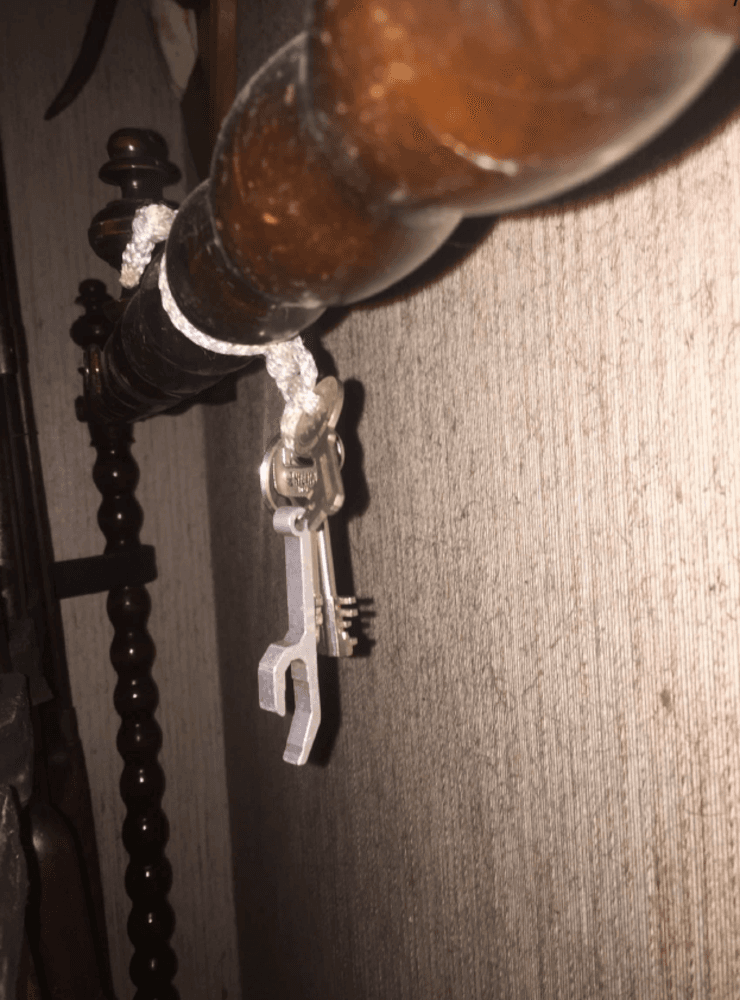 Nyckel till vapenskåpet hängde öppet så alla som befann sig i rummet hade tillgång till den. Men de flesta vapnen förvarades ändå inte i skåpet. Bild: Polisen