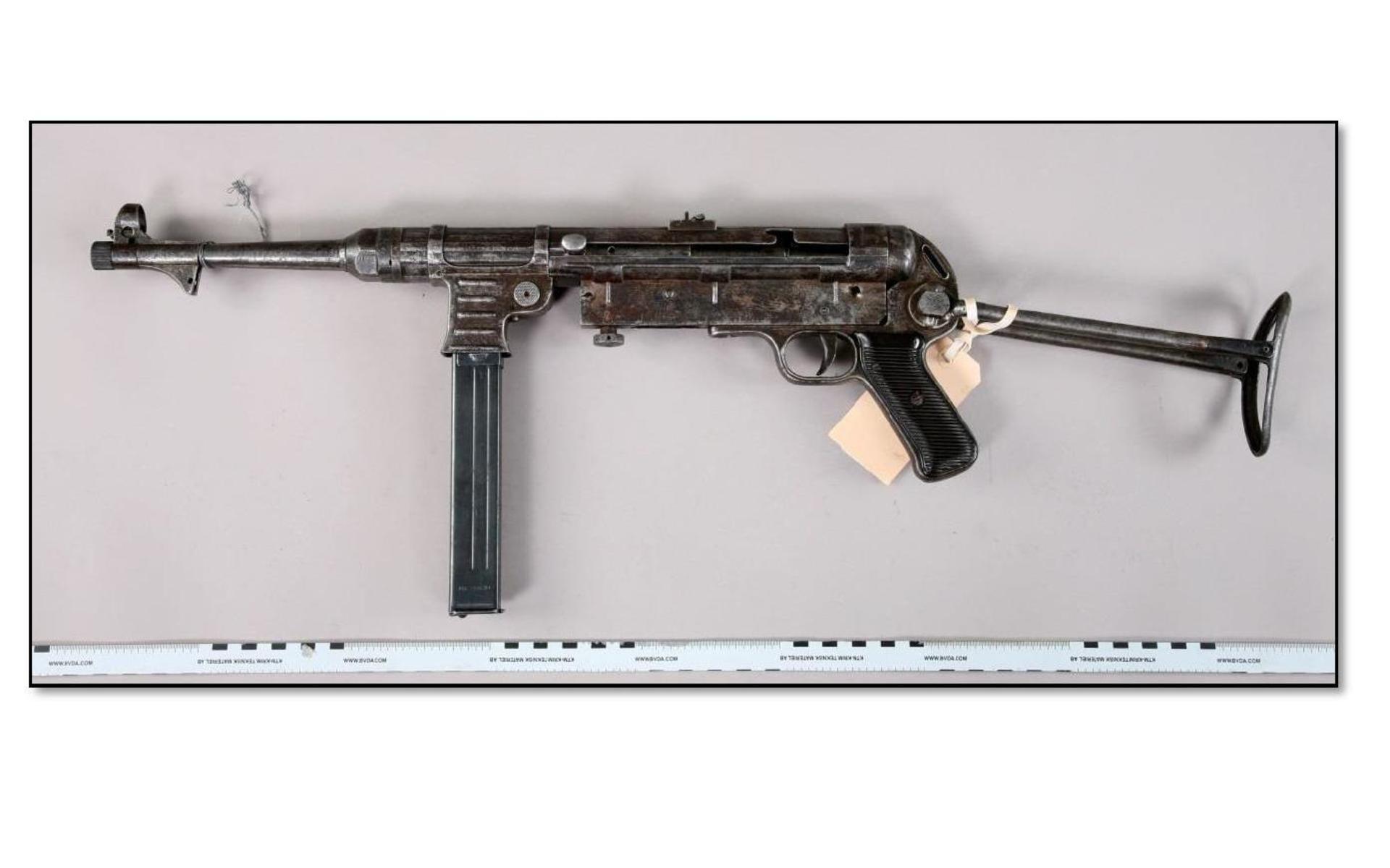 Här är några av vapnen som polisen beslagtog i bostaden. En helautomatisk kulsprutepistol i kaliber 9 mm. Enligt samlaren köpt i Tyskland. Igensatt med en svetsfog/lödning. Vapnet är inte registrerat i polisens vapenärendesystem. Bild: Polisen