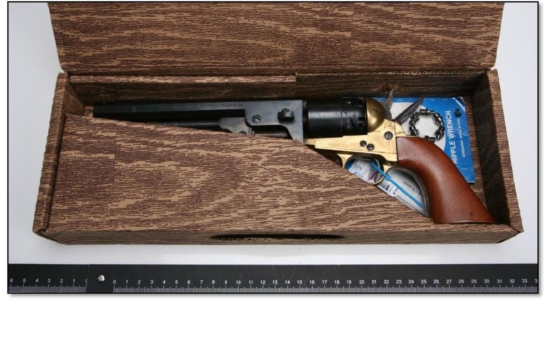 En revolver av singel aktion-typ i kaliber .44. Licens saknades. Lådan innehöll revolver, extra nipplar och ett monteringsverktyg. Bild: Polisen