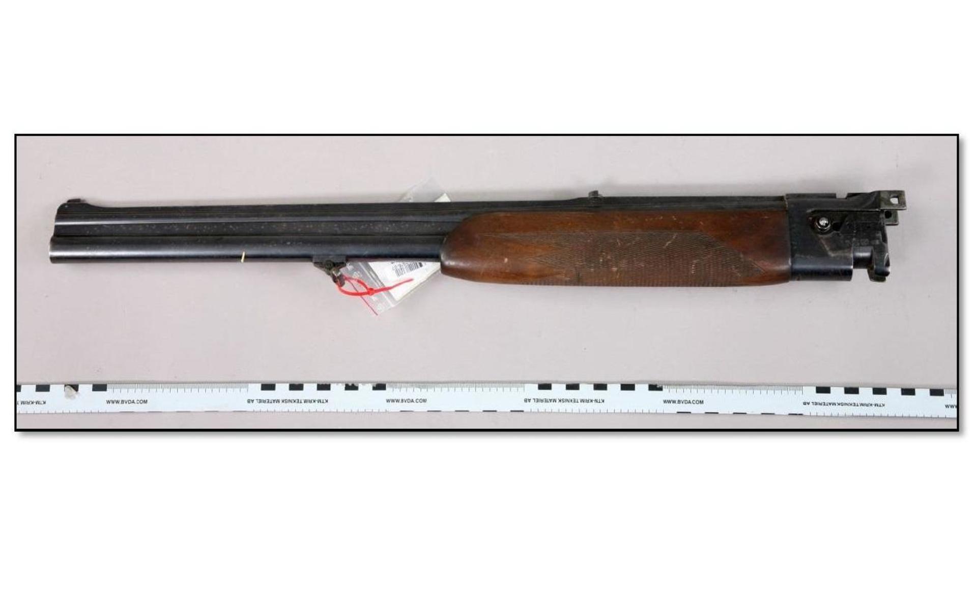 Ett pipset i kaliber 12-70 till ett hagelgevär av bockmodell. Pipsetet omfattas av vapenlagen och jämställs med skjutvapen. Bild: Polisen