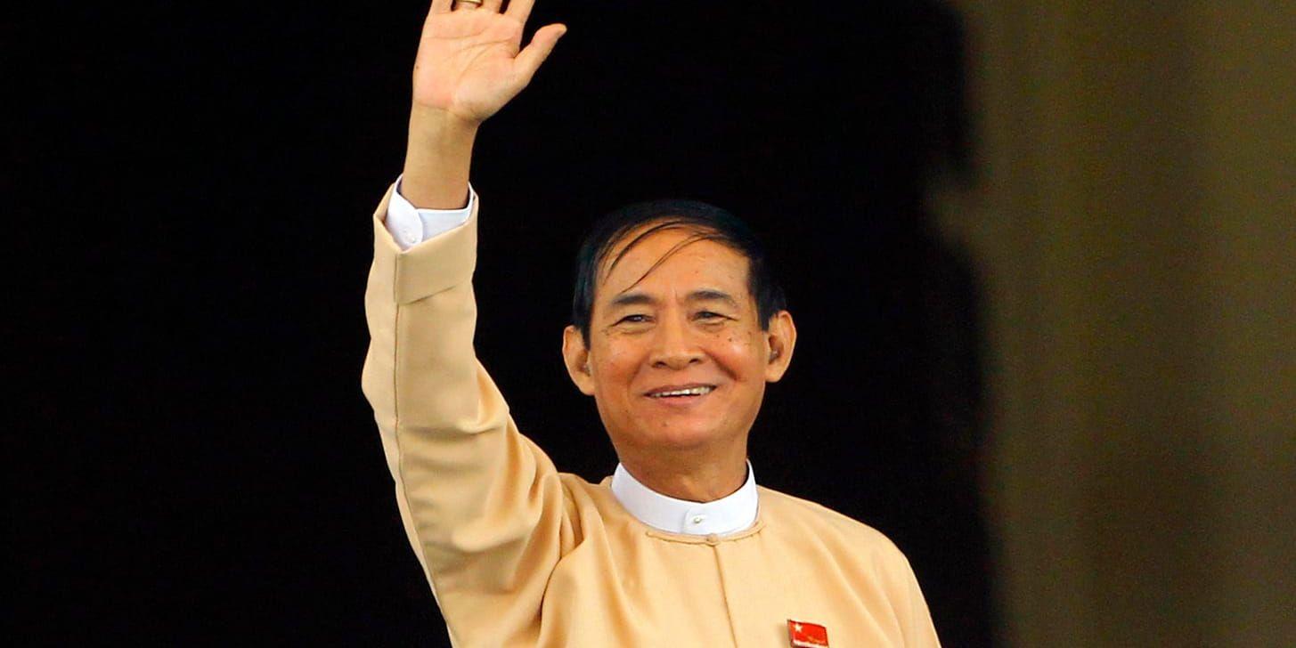 Burmas nyvalde president Win Myint vinkar till journalistuppbådet utanför parlamentet i Naypyidaw på onsdagen.