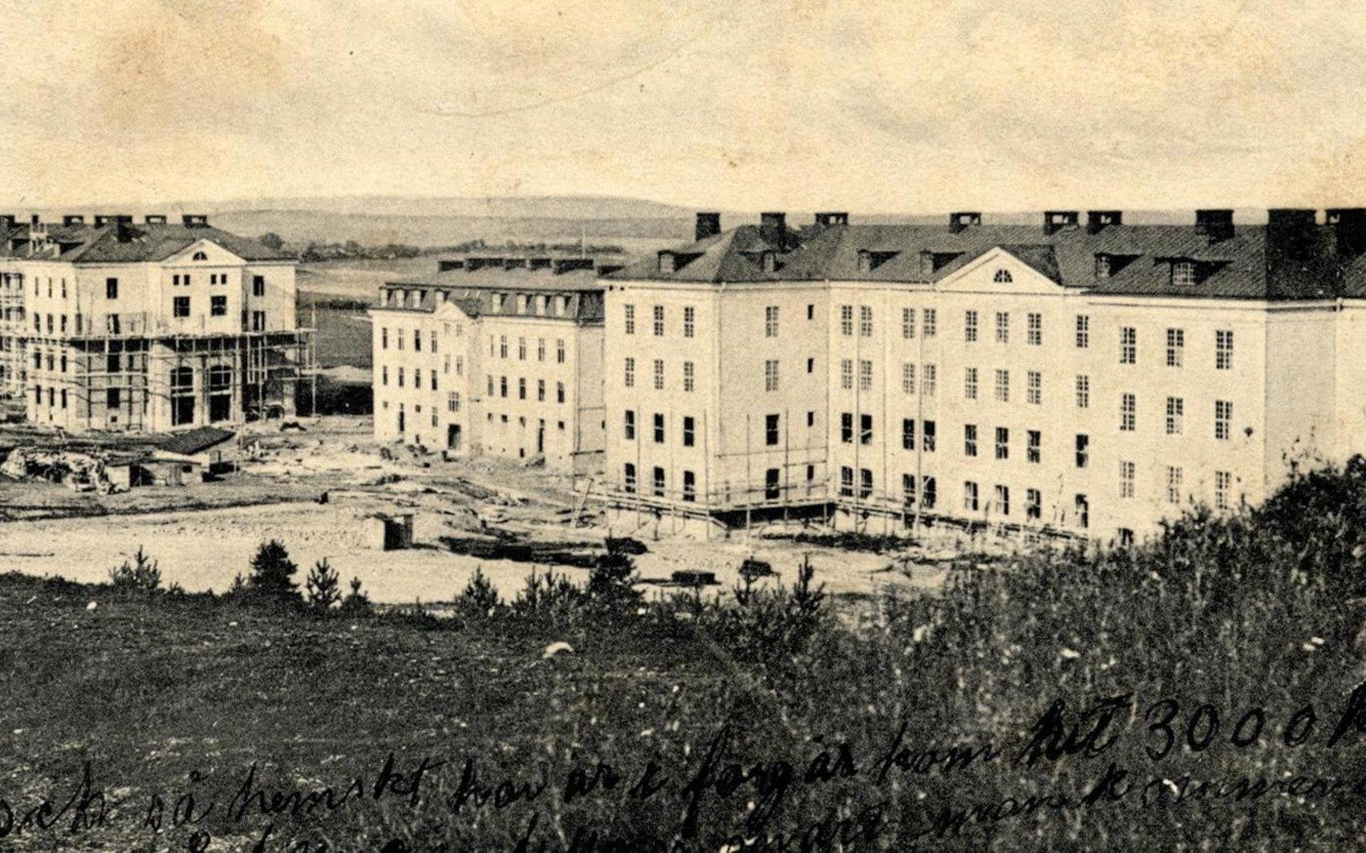 De nya kasernerna på regementet i Halmstad invigdes officiellt 1904 med besök av Oscar II, men de stod inte färdiga förrän 1907. Här ett foto med utsikt från Galgberget.