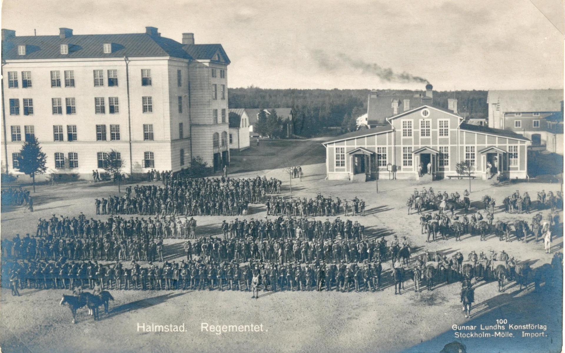 Ett vykort av ”Halmstad. Regementet.”