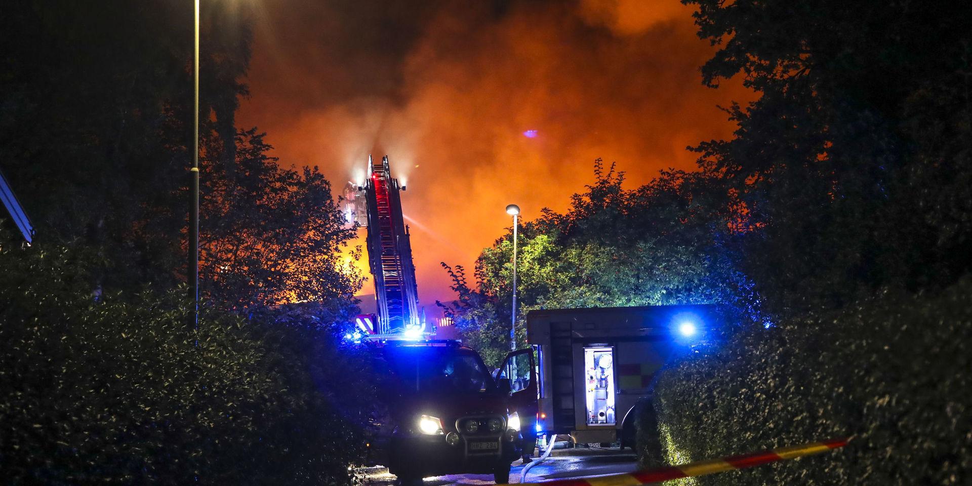Slottsskogshallen i Göteborg blev totalförstörd i en brand som bröt ut vid 18-tiden på söndagskvällen.