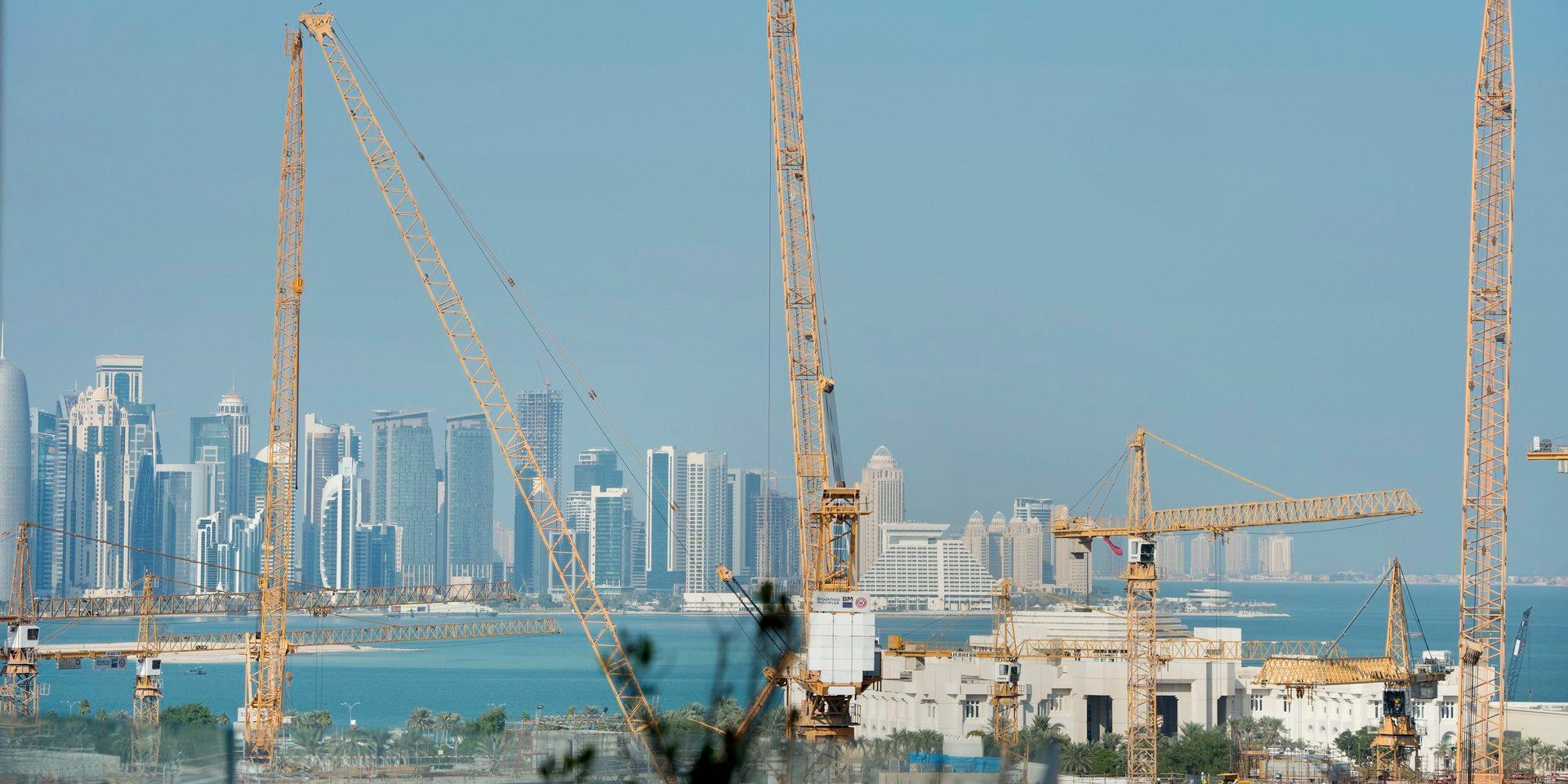 Tusentals gästarbetare har dött i samband med byggandet av arenorna inför fotbolls-VM i Qatar nästa år.