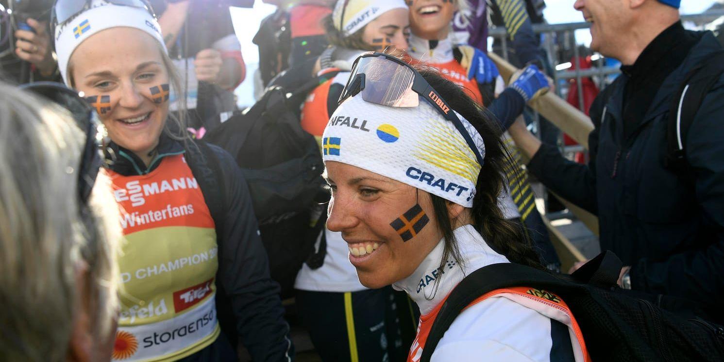 Charlotte Kalla ler igen efter VM-guldet i damernas stafett i Seefeld.
