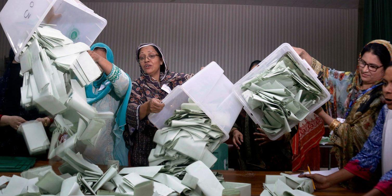 Valfunktionärer tömmer valurnor när rösträkningen inleddes i Pakistan.