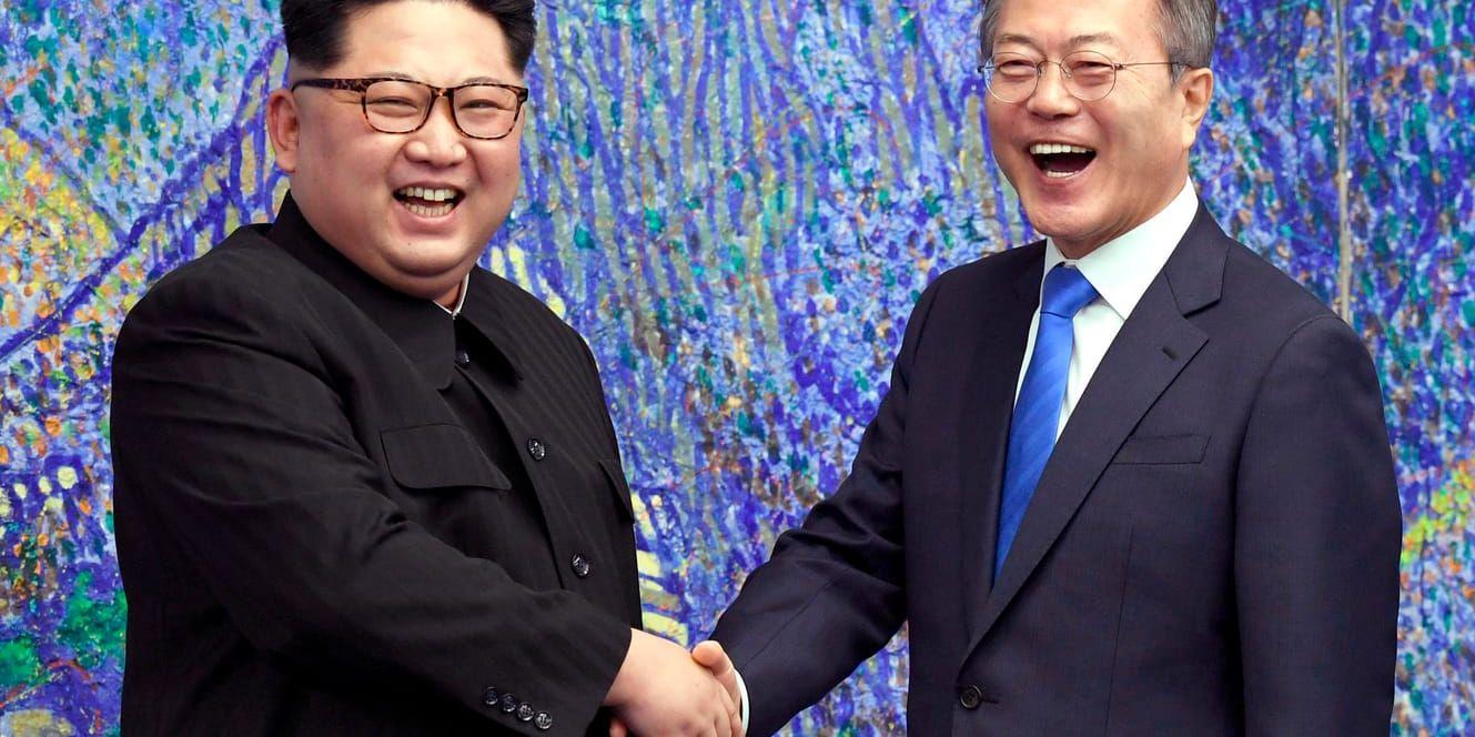Nordkoreas diktator Kim Jong-Un och Sydkoreas president Moon Jae-In vid mötet i april.