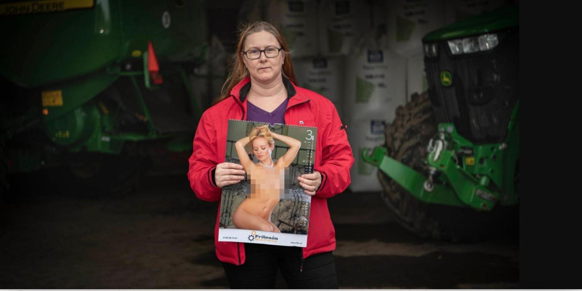 Lantbrukaren Helen Johansson och hennes familj fick en kalender med nakna kvinnor från grävmaskinföretaget i Frillesås. ”Den är kränkande både för mig och för alla kvinnor”, anser hon.