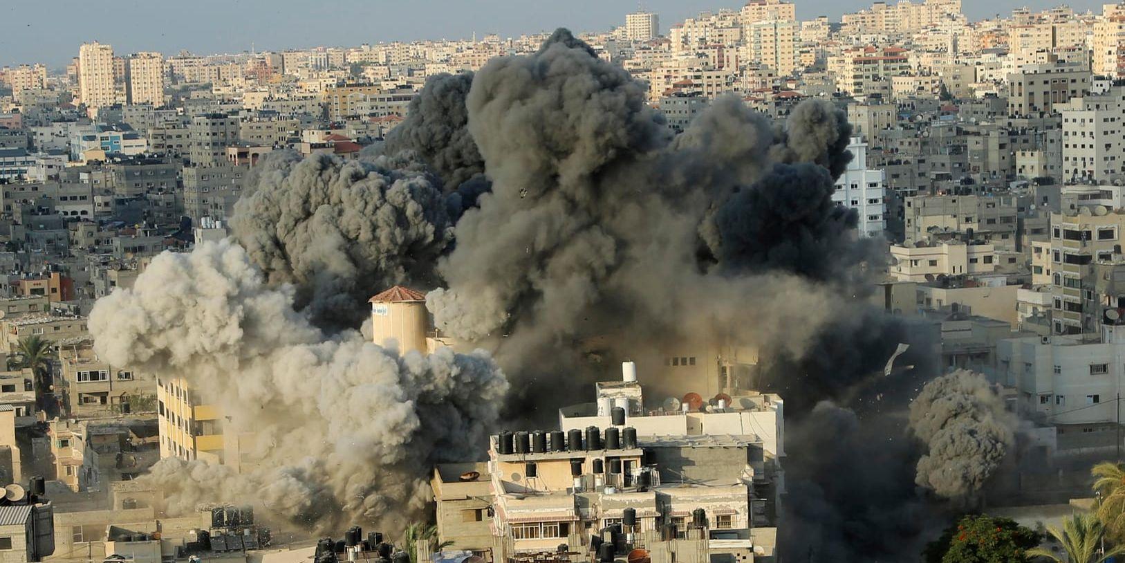 Ett rökmoln breder ut sig över staden Gaza efter ett av Israels flygangrepp på torsdagen.