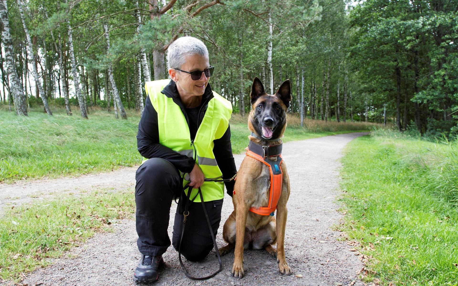Monika Hirseland gillar att gå i skog och mark, och gärna arbeta tillsammans med sin hund Lizbeth. En belgisk vallhund. Den finns i fyra varianter. Detta är varianten malinois.