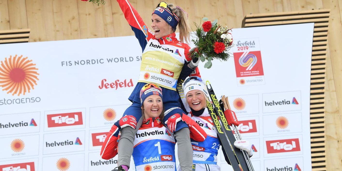 VM-drottningen Therese Johaug firas efter sitt guld på tremilen av silvermedaljören Ingvild Flugstad Østberg och bronsmedaljören Frida Karlsson.