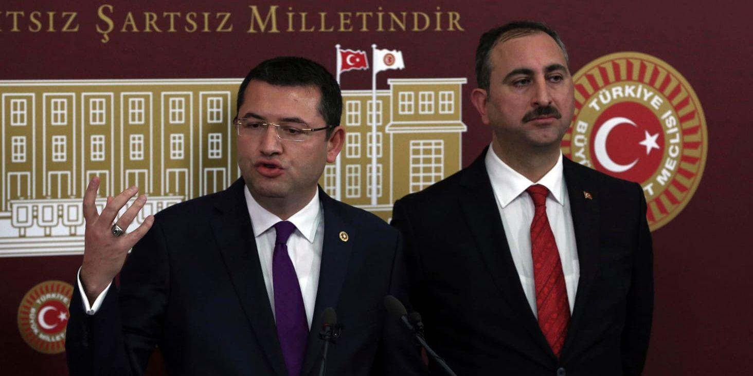 Turkiets justitieminister Abdulhamit Gul, som tillhör president Erdogans parti AKP, tillsammans med Mehmet Parsak från oppositionspartiet MHP. Arkivbild.