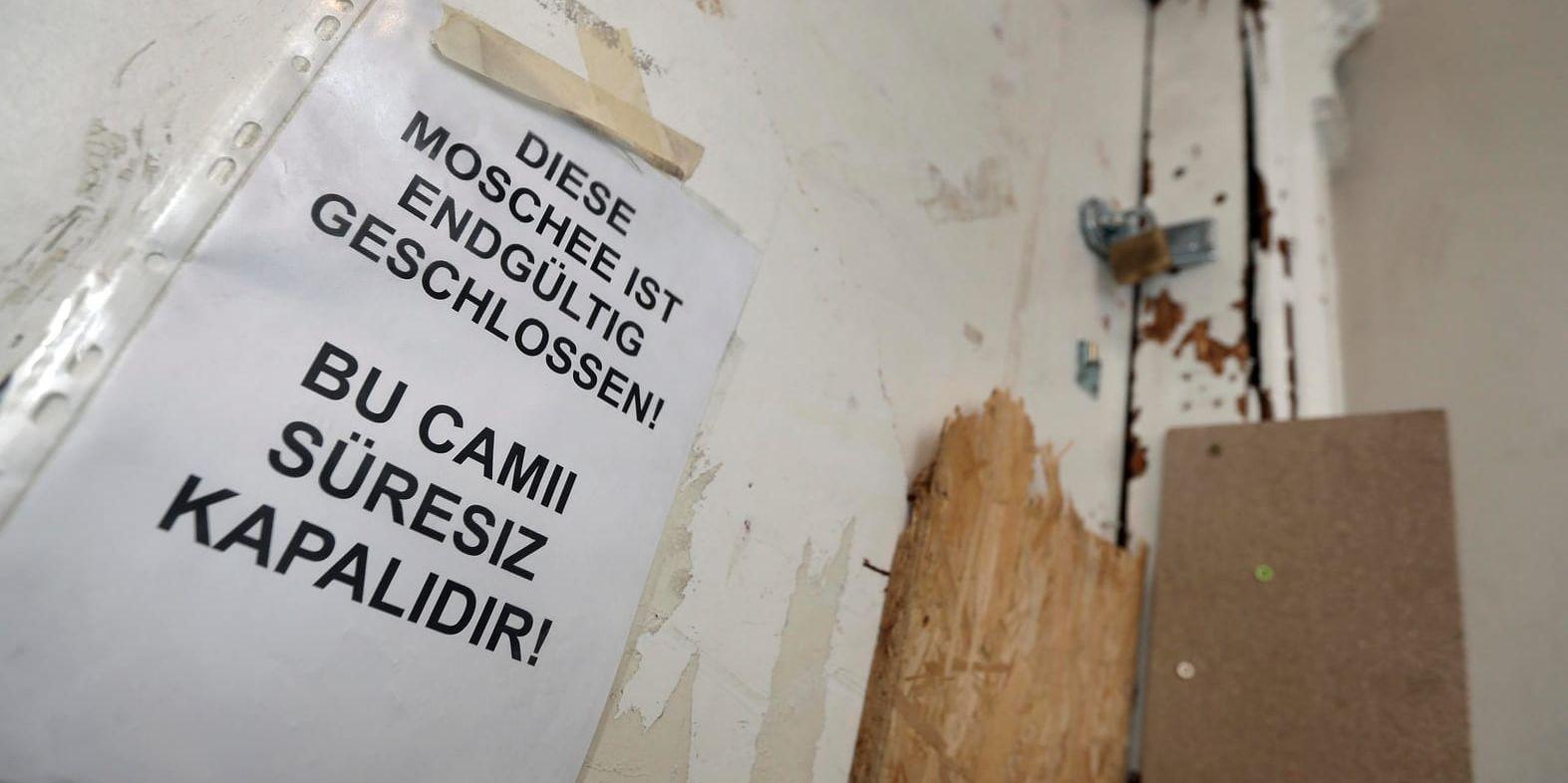 Den igenbommade dörren till Fussiletmoskén i Berlin, som stängdes av myndigheterna i februari 2017. Moskén besöktes bland annat av Anis Amri, som dödade tolv personer då han kapade en lastbil och plöjde in i en folksamling på en julmarknad i Berlin i december 2016.