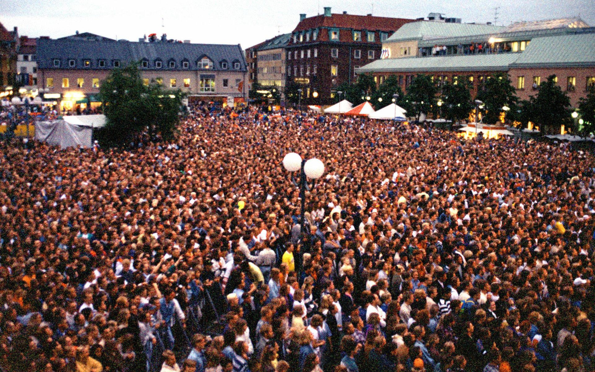 Per konstaterar att ”Gyllene Tider på ­Stora torg i Halmstad 1995 var speciell. Det var första gången vi verkligen fattade hur stora vi ­blivit hos svenska folket.”