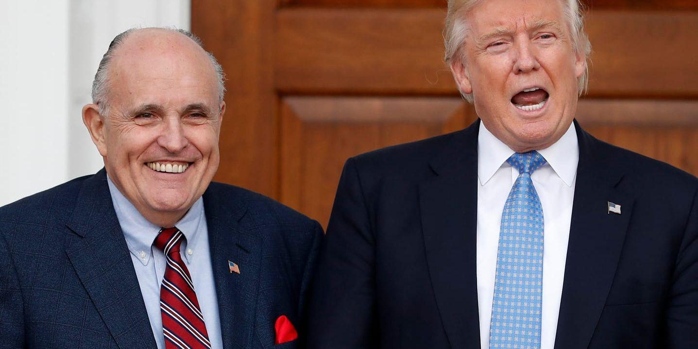 Donald Trump, här som nyvald president, tillsammans med New Yorks förre borgmästare Rudy Giuliani, som nu är hans advokat. Arkivbild från 2016.