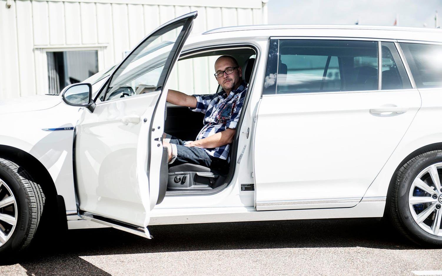 Halmstadbon Lars Bengtsson kör en Passat GTE, en så kallad laddhybrid som går på både bensin och el. Bild: Benjamin Andreasson