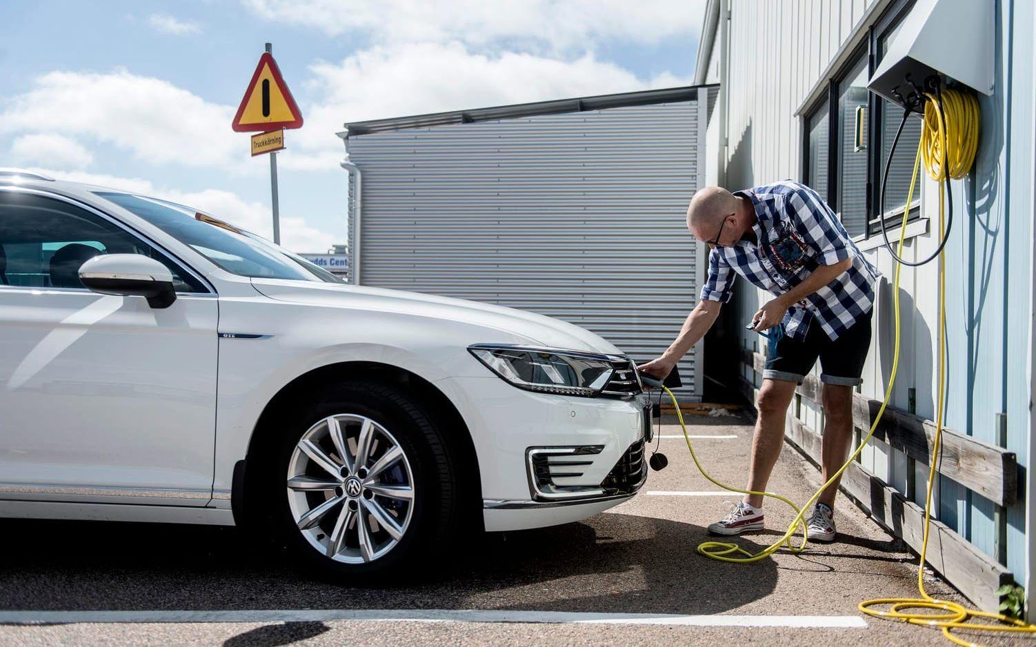 Lars Bengtsson berättar att han bara behöver tanka bilen med bensin en till två gånger i månaden, annars kör han alltid på el. Bild: Benjamin Andreasson